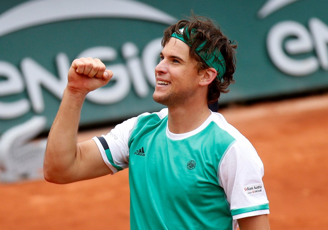 Rakouský tenista Dominic Thiem se raduje z postupu do semifinále French Open, kam se dostal přes Novaka Djokoviče