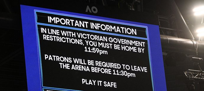 Kvůli opatřením, která v Melbourne vešla v sobotu v platnost, museli diváci opustit tribuny při zápase Novaka Djokoviče s Taylorem Fritzem, který se natáhl z pátku přes půlnoc