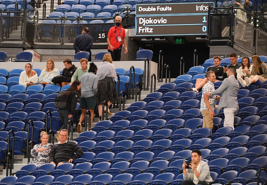 Kvůli opatřením, která v Melbourne vešla v sobotu v platnost, museli diváci opustit tribuny při zápase Novaka Djokoviče s Taylorem Fritzem, který se natáhl z pátku přes půlnoc