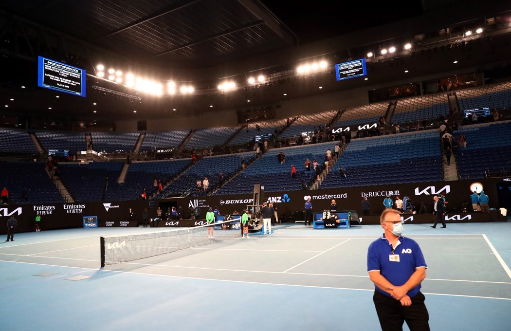 Kvůli opatřením, která v Melbourne vešla v sobotu v platnost, museli diváci opustit tribuny při zápase Novaka Djokoviče s Taylorem Fritzem, který se natáhl z pátku přes půlnoc