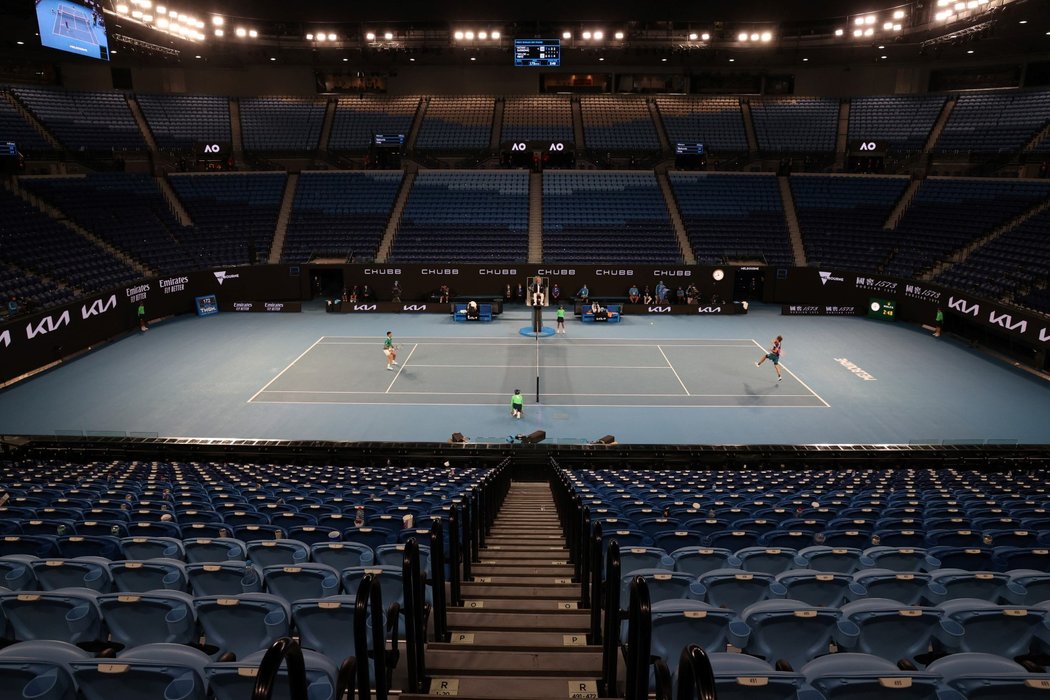 Kvůli opatřením, která v Melbourne vešla v sobotu v platnost, museli diváci opustit tribuny při zápase Novaka Djokoviče s Taylorem Fritzem, který se natáhl z pátku přes půlnoc