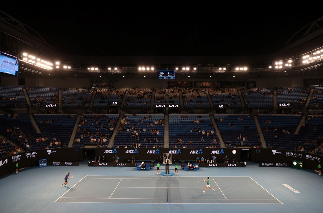 Kvůli opatřením, která v Melbourne vešla v sobotu v platnost, museli diváci opustit tribuny při zápase Novaka Djokoviče s Taylorem Fritzem, který se natáhl z pátku přes půlnoc