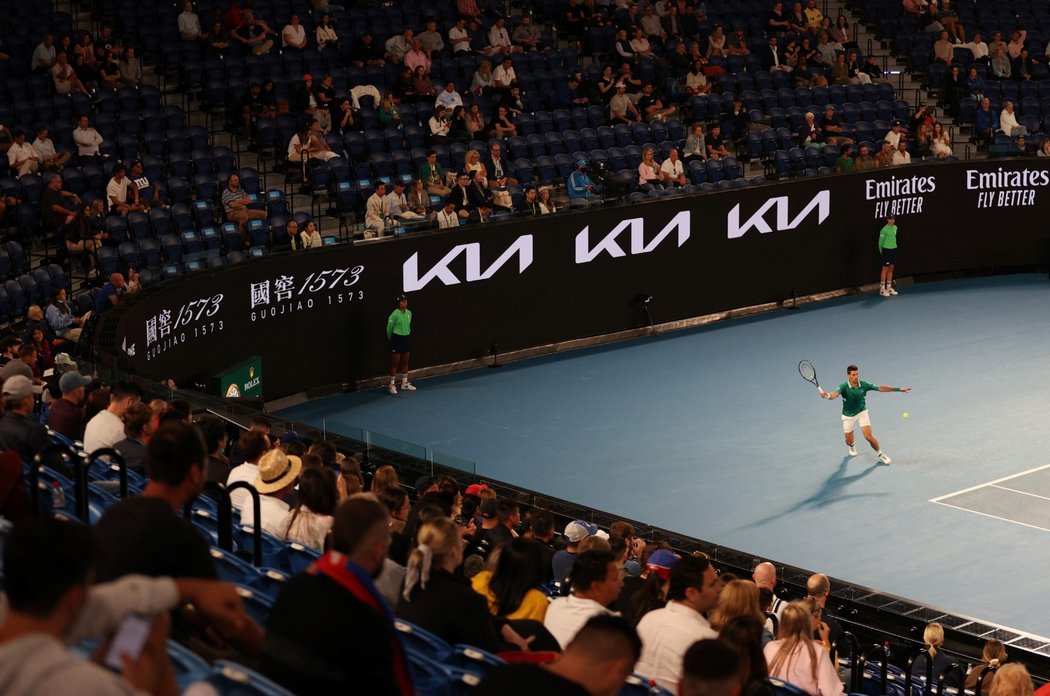 Kvůli opatřením, která v Melbourne vešla v sobotu v platnost, museli diváci opustit tribuny při zápase Novaka Djokoviče s Taylorem Fritzem, který se natáhl z pátku přes půlnoc