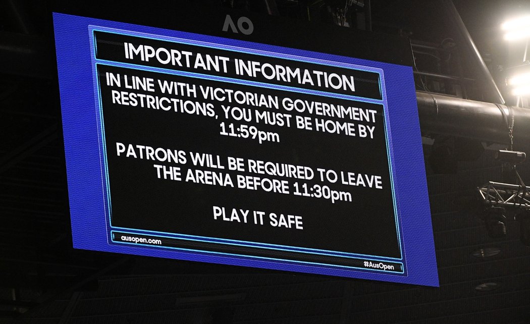Kvůli opatřením, která v Melbourne vešla v sobotu v platnost, museli diváci opustit tribuny při zápase Novaka Djokoviče s Taylorem Fritzem, který se natáhl z pátku přes půlnoc
