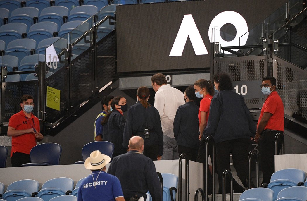 Kvůli opatřením, která v Melbourne vešla v sobotu v platnost, museli diváci opustit tribuny při zápase Novaka Djokoviče s Taylorem Fritzem, který se natáhl z pátku přes půlnoc