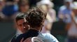 Dobojováno. Novak Djokovič objímá po čtyřsetové výhře svého soupeře Ernestse Gulbise z Lotyšska