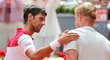 Srbský tenista Novak Djokovič si podává ruku s vítězem utkání na turnaji v Madridu, Britem Edmundem