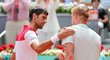 Srbský tenista Novak Djokovič si podává ruku s vítězem utkání na turnaji v Madridu, Britem Edmundem