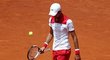 Zklamaný Novak Djokovič po porážce od Brita Edmunda na turnaji v Madridu