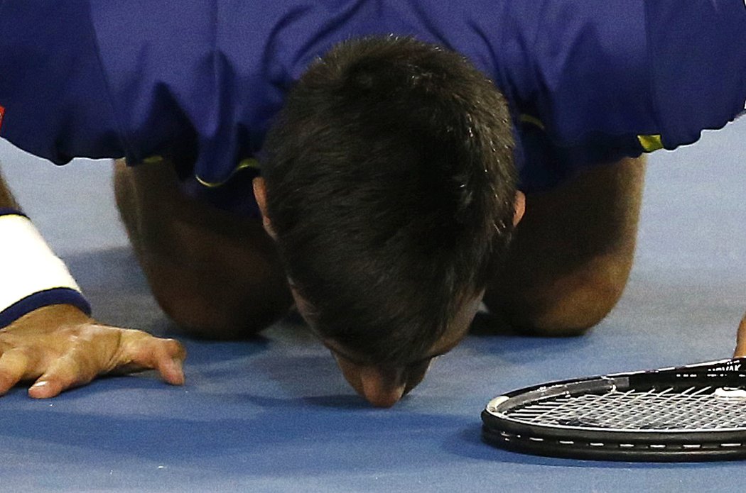 Pusa na vítězný dvorec. Novak Djokovič stejně jako před rokem porazil ve finále Australian Open Andy Murrayho