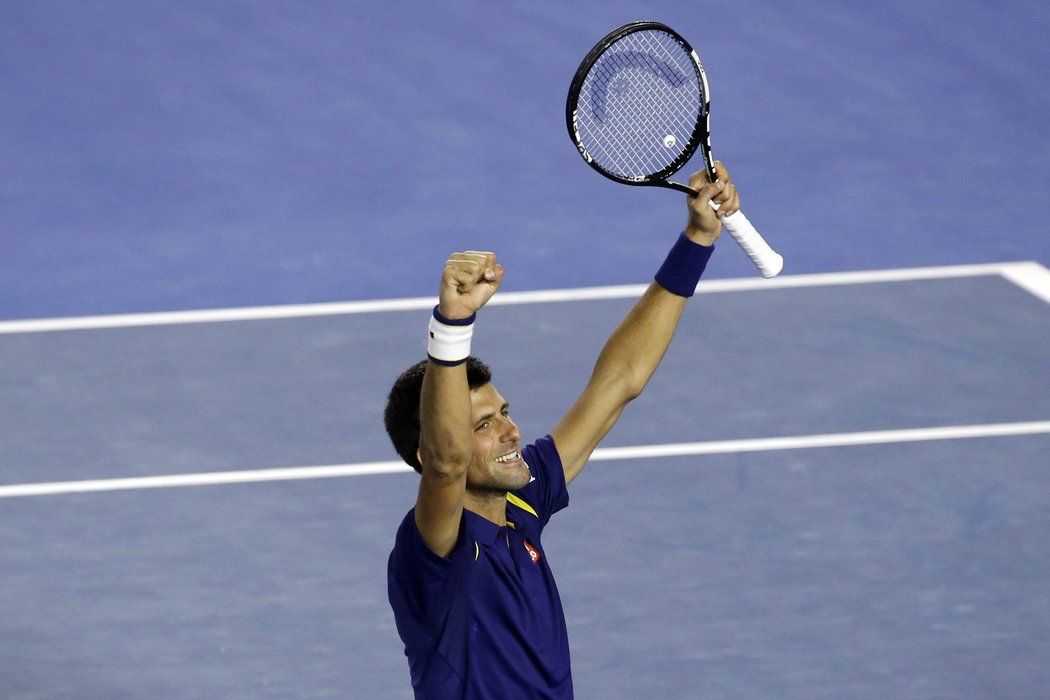 Novak Djokovič porazil ve finále Australian Open Andy Murrayho 6:1, 7:5 a 7:6 a obhájil loňský titul