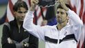 Djokovič s trofejí pro poraženého finalistu.