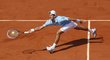 Novak Djokovič zahrává volej ve finále French Open