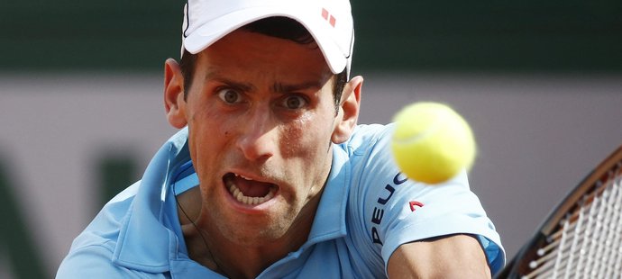 Novak Djokovič bojuje ve finále French Open