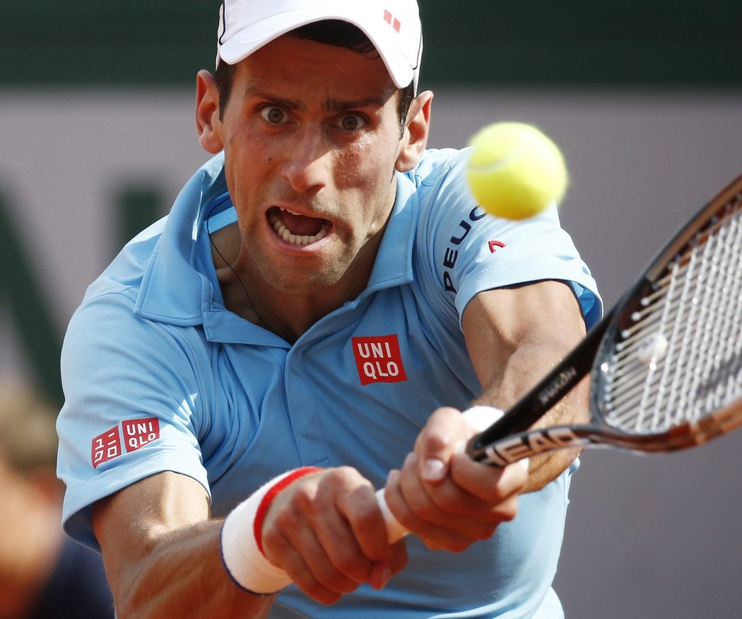 Novak Djokovič bojuje ve finále French Open