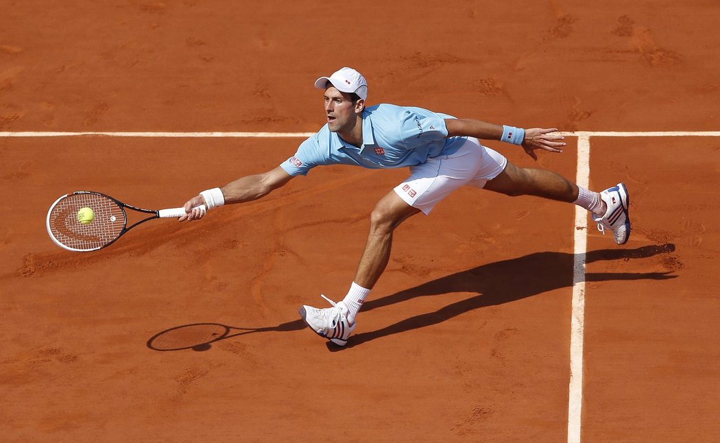 Novak Djokovič zahrává volej ve finále French Open