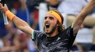 Djokoviče v Šanghaji zastavil Tsitsipas, na turnaji skončil i Federer