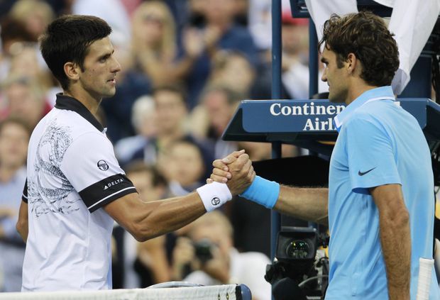 Roger Federer gratuluje Novaku Djokovičovi k vítězství Roger Federer gratuluje Novaku Djokovičovi k vítězství