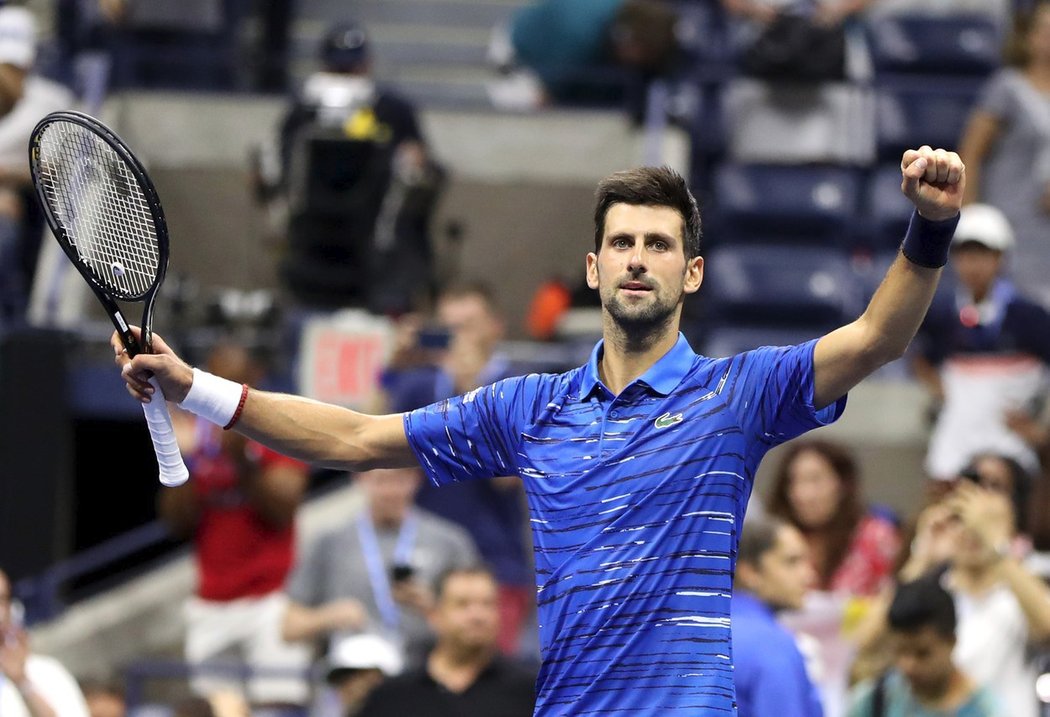 Obhájce titulu na tenisovém US Open Srb Novak Djokovič postoupil do osmifinále. Už bez problémů s ramenem porazil Denise Kudlu z USA 6:3, 6:4 a 6:2.