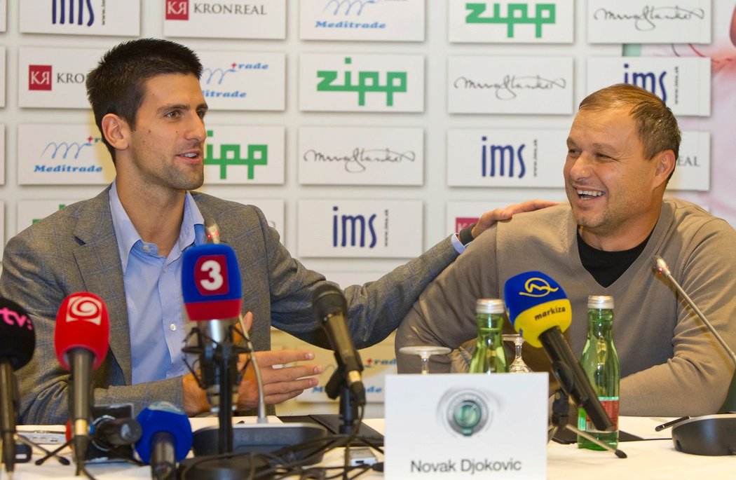 Srbský tenista ukončil spolupráci se svým realizačním týmem. Na snímku s trenérem Vajdou