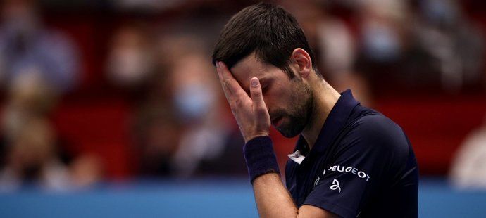 Zklamaný tenista Novak Djokovič po vyřazení na turnaji ve Vídni