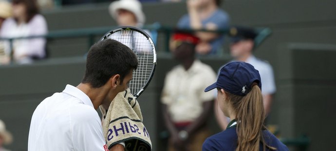 Novak Djokovič seřval na Wimbledonu sběračku míčků, která dlouho otálela s podáním ručníku