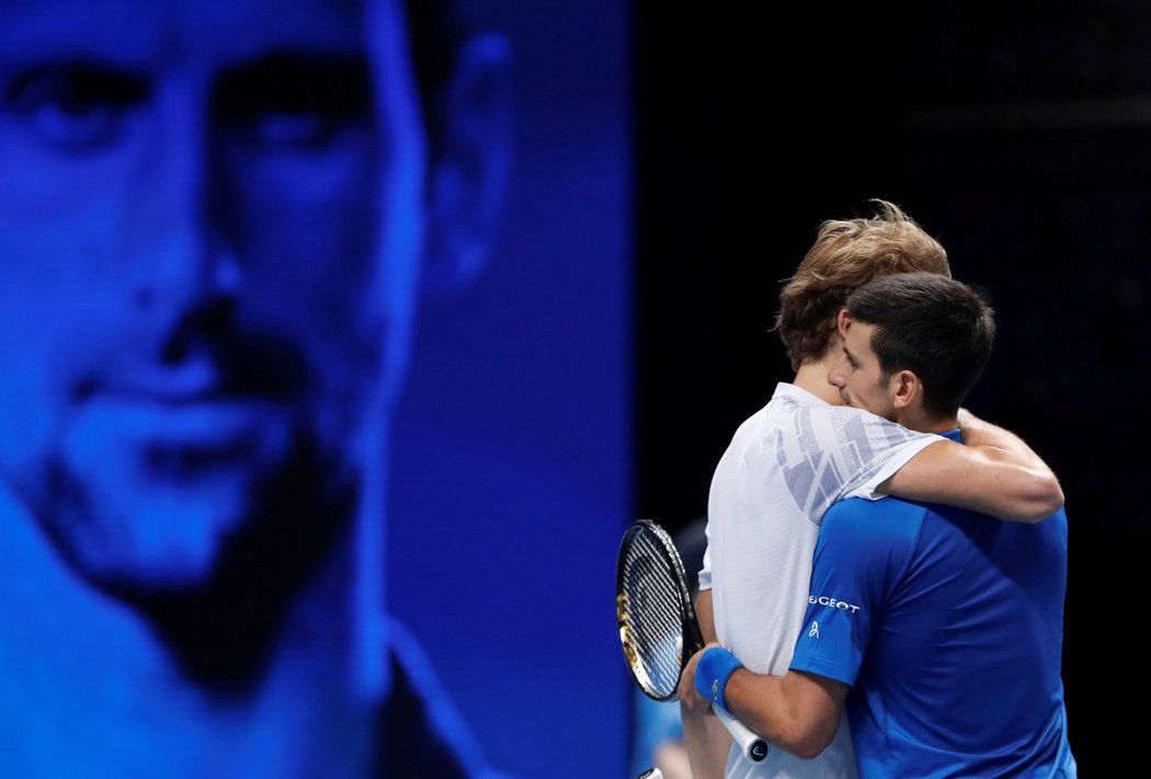 Světová tenisová jednička Novak Djokovič ze Srbska zdolal na Turnaji mistrů Němce Alexandera Zvereva 6:3, 7:6 a postoupil do semifinále