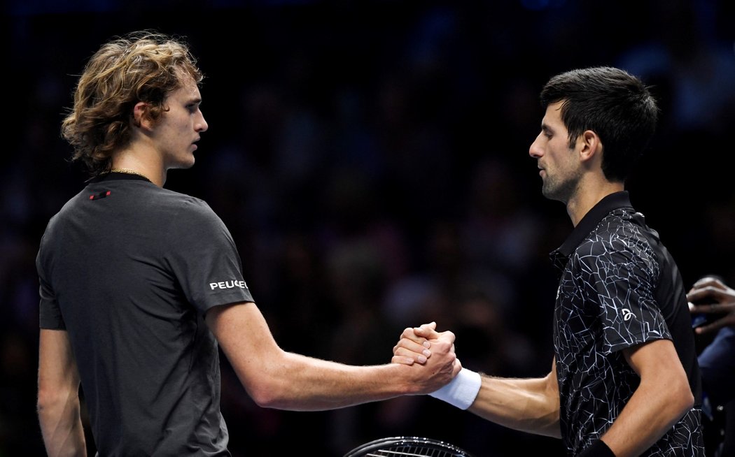 Alexander Zverev a Novak Djokovič si podávají ruce po zápase na Turnaji mistrů