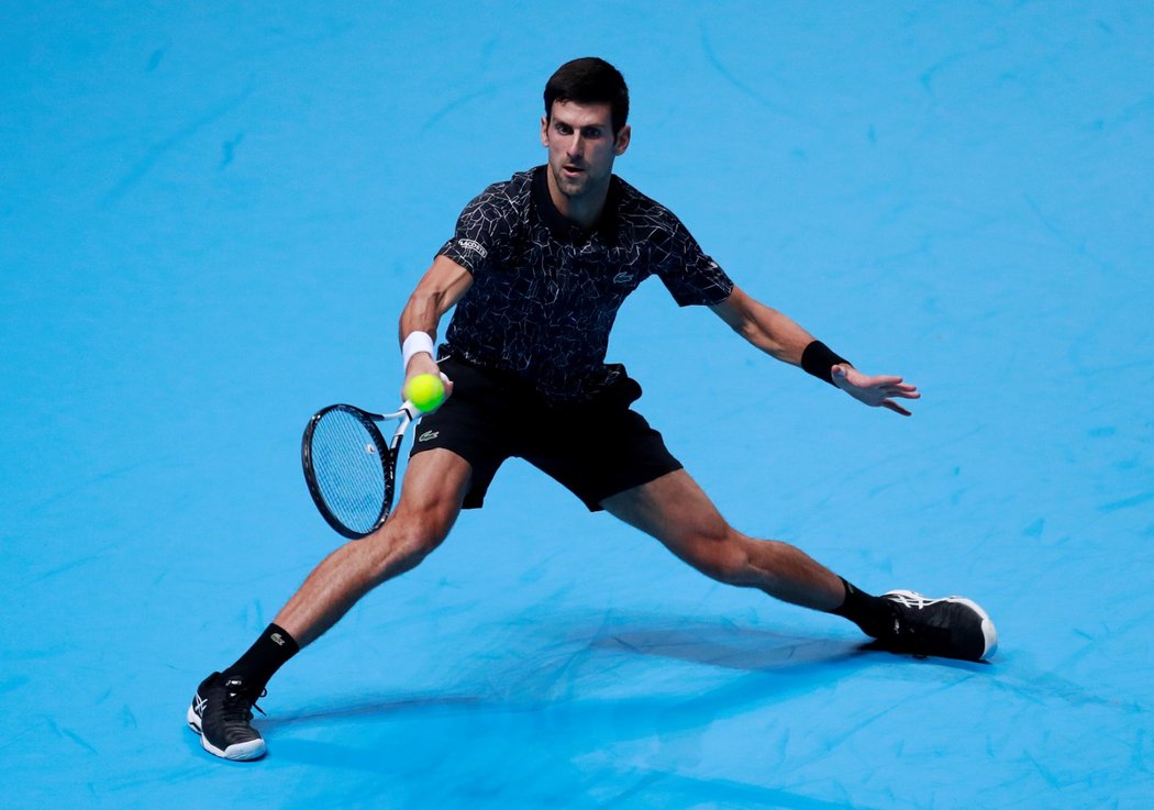 Novak Djokovič během zápasu s Alexanderem Zverevem na Turnaji mistrů