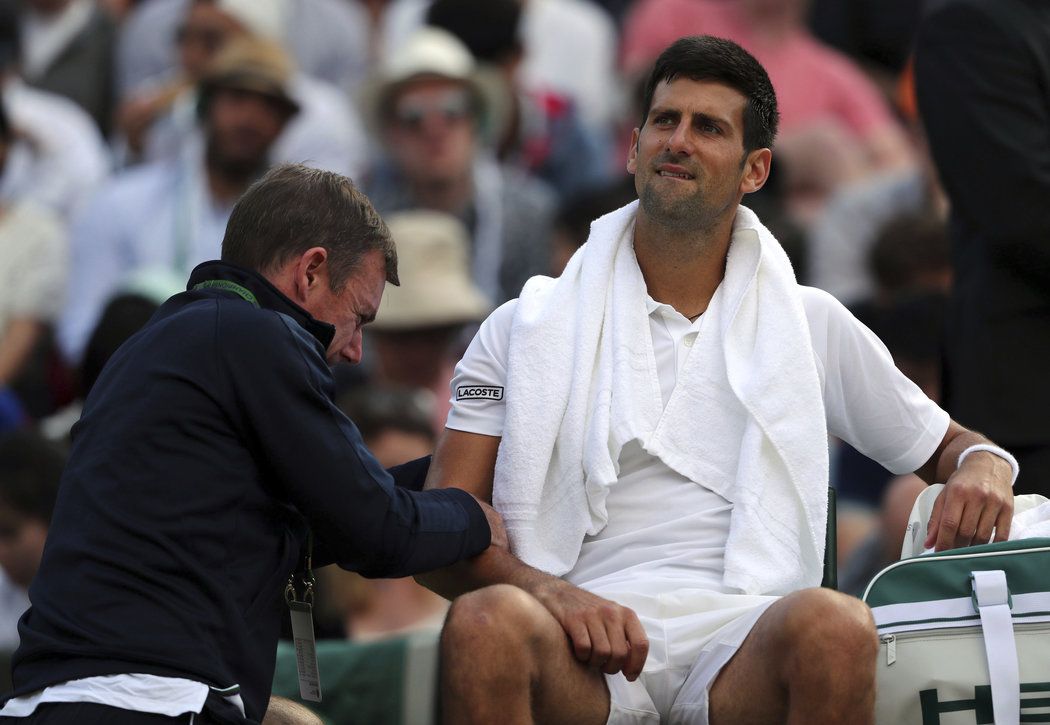 Srbský tenista Novak Djokovič bojoval na turnaji ve Wimbledonu s bolestí v lokti