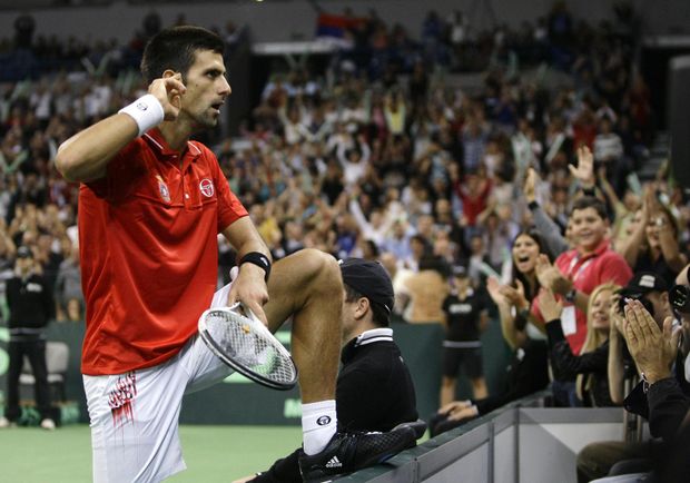 Novak Djokovič naslouchá řevu fanoušků Novak Djokovič naslouchá řevu fanoušků