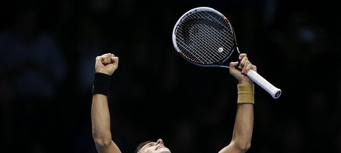 Novak Djokovič slaví vítězství nad Berdychem