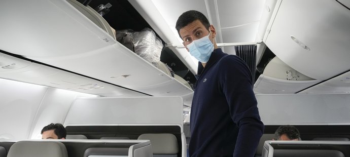 Novak Djokovič v Dubaji přesedal na letadlo domů