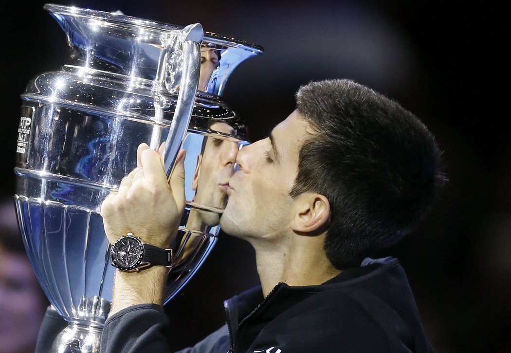 Djokovič líbá trofej pro nejepšího hráče světa na konci sezony Hotovo.