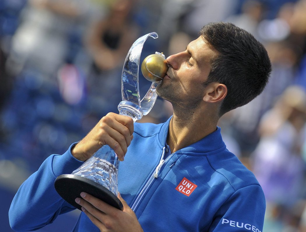 Novak Djokovič pózuje s Rogers Cupem po zisku titulu na turnaji v Torontu