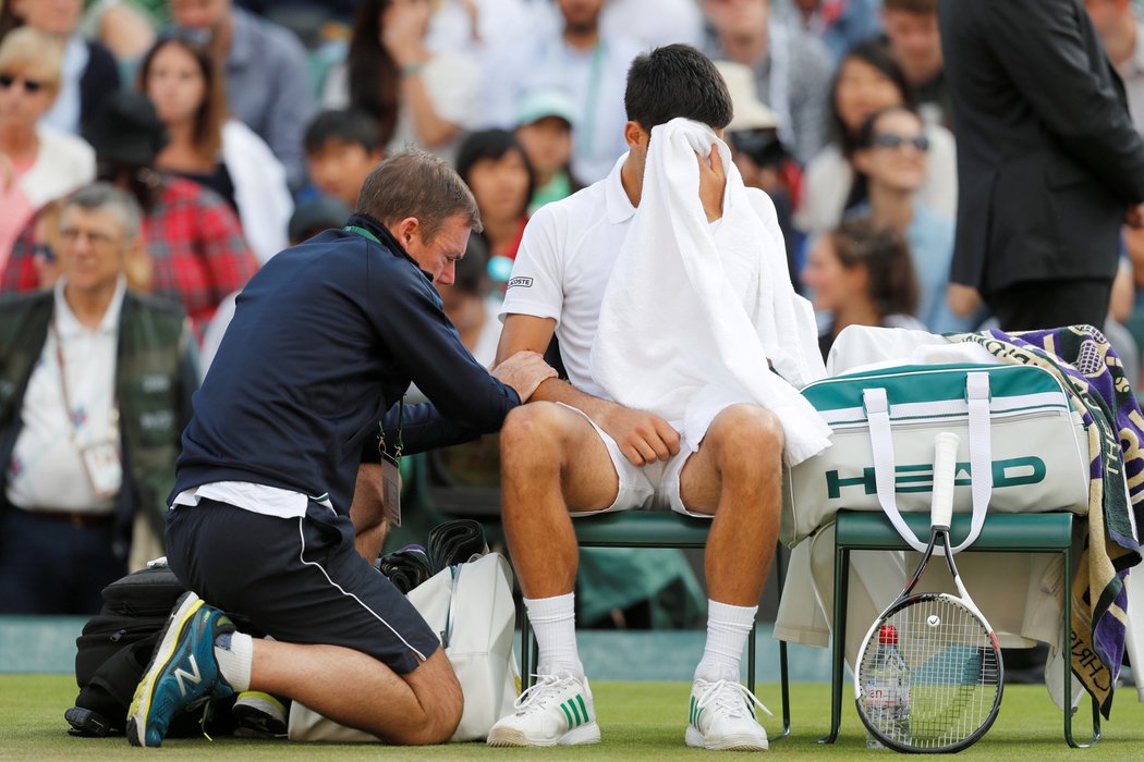 Srbský tenista Novak Djokovič bojoval na turnaji ve Wimbledonu s bolestí v lokti