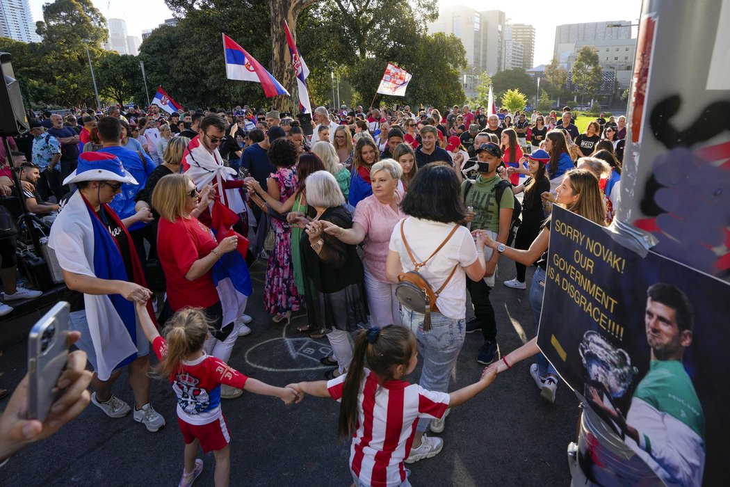 Protesty před hotelem, ve kterém je Novak Djokovič