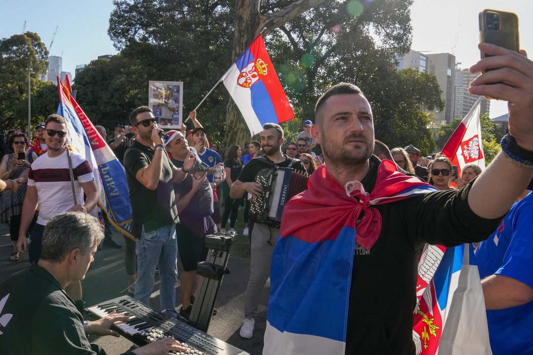 Protesty před hotelem, ve kterém je Novak Djokovič