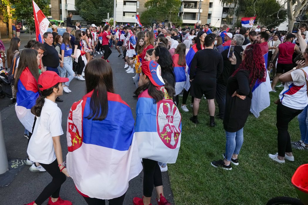 Protesty před hotelem, ve kterém je Novak Djokovič
