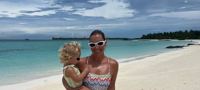 Dominika Cibulková si dovolenou na Maledivách užívá plnými doušky. Na pláž vzala svou dceru Ninu