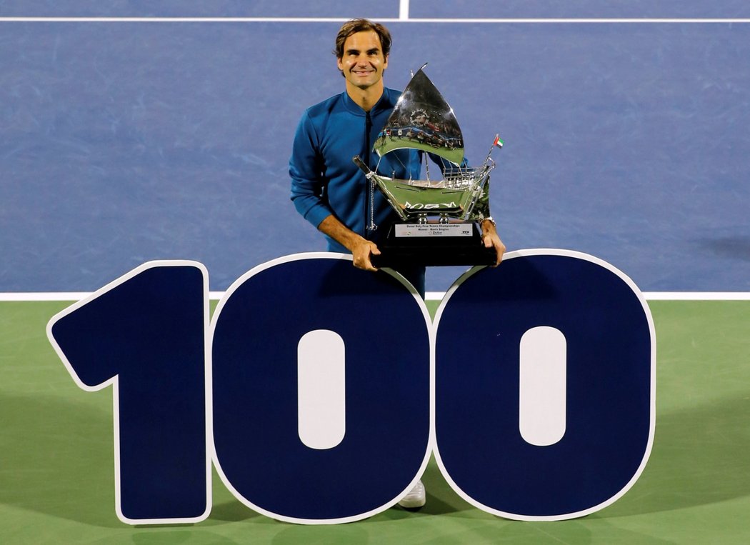 Roger Federer oslavil zisk svého 100. titulu v Dubaji