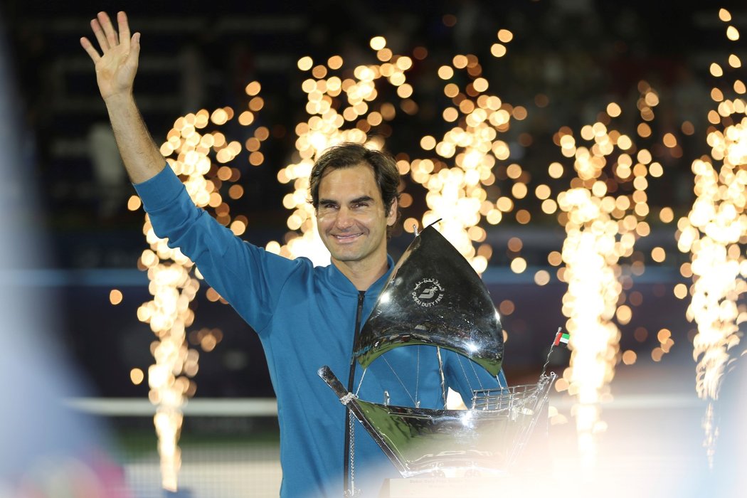 Roger Federer oslavil zisk svého 100. titulu v Dubaji