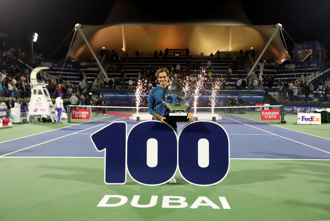 Roger Federer oslavil zisk svého 100. titulu v Dubaji