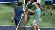 Roger Federer si podává ruce s Philippem Kohlschreiberem, kterého porazil v Dubaji