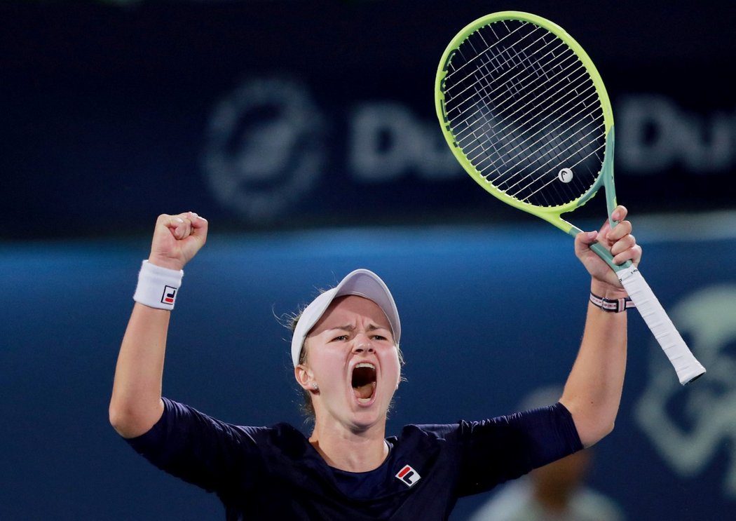 Barbora Krejčíková se raduje po finálovém triumfu v Dubaji nad Igou Šwiatekovou
