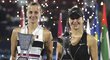 Poražená finalistka Petra Kvitová a vítězka Belinda Bencicová s trofejemi z turnaje v Dubaji