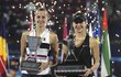 Poražená finalistka Petra Kvitová a vítězka Belinda Bencicová s trofejemi z turnaje v Dubaji