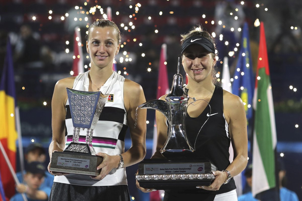 Poražená finalistka Petra Kvitová a vítězka Belinda Bencicová s trofejemi z turnaje v Dubaji