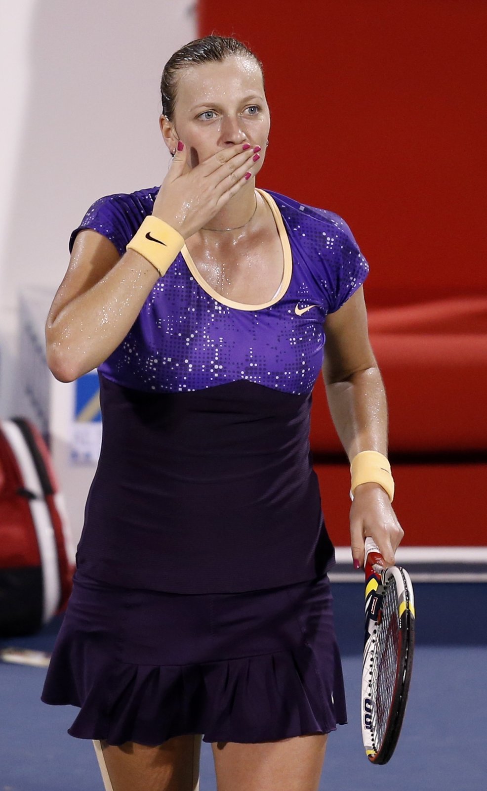 Petra Kvitová posílá polibky fanouškům v Dubaji, kde se dočkala svého desátého turnajového triumfu v kariéře. Ve finále zdolala Italku Saru Erraniovou ve třech setech