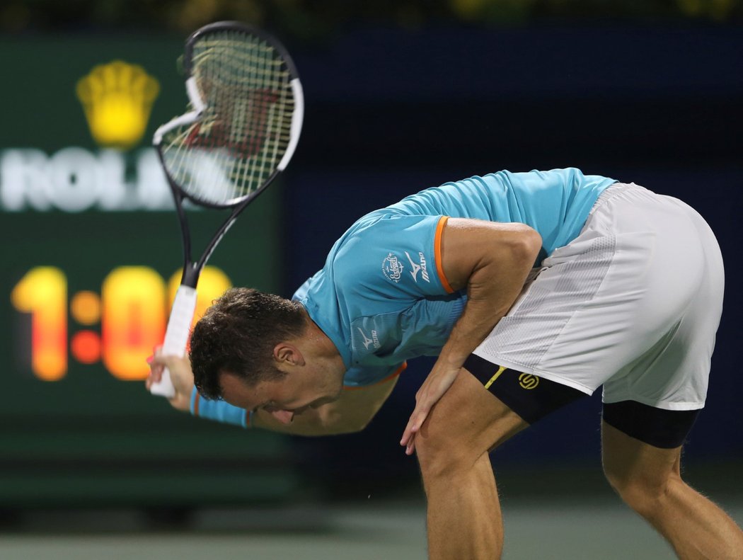 Philipp Kohlschreiber v zápase proti Rogeru Federerovi vzteky zničil raketu